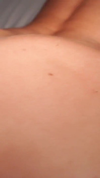 Betrügende vollbusige MILF-schlampe zungenanal, arsch & fickt bbc für creampie