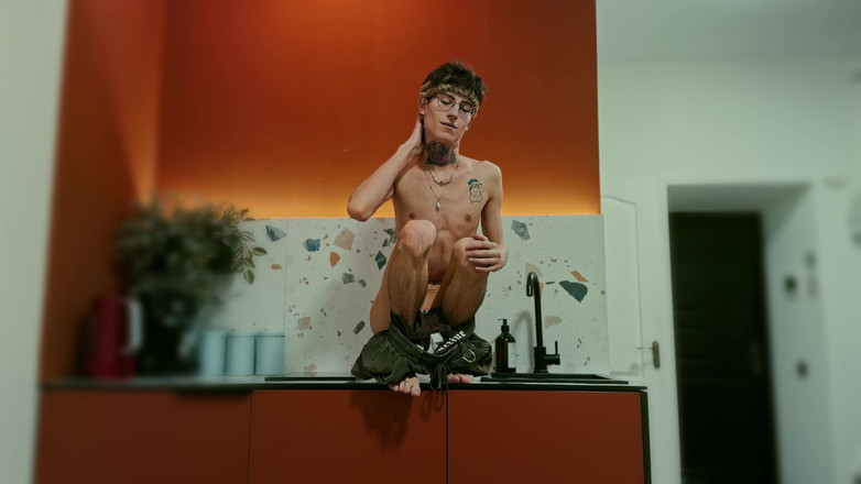 HotDogs studio: Twink si diverte nella cucina dello studio