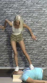 아름다운 아리엘 스니커즈 아래!