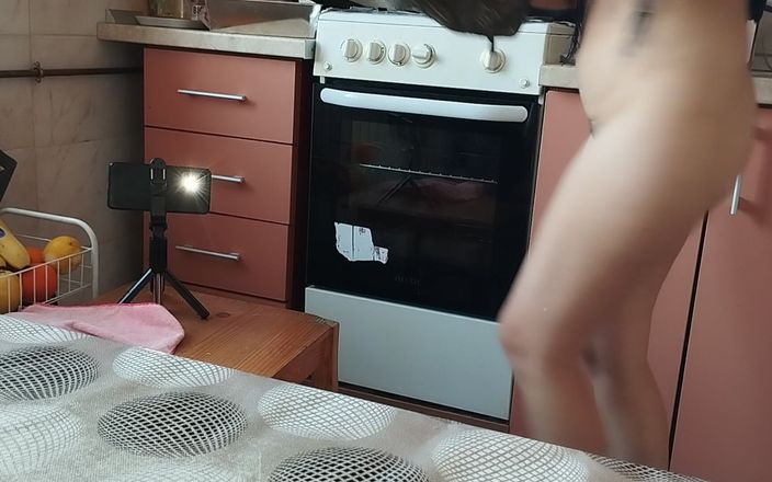 Amateur_MS: La calda moglie prepara il cibo nudo in cucina. Moglie...