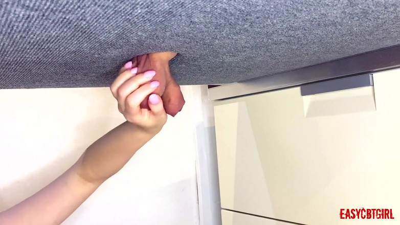 AnnyCandyPainboy: Paní ukazuje prstem na koule a je svým prstem easycbtgirl