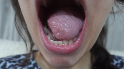 AmayaMori: Mi hermanastra india me muestra dentro de su boca su...