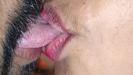 Pushpa porn: Ateşli ve sevimli derin dudak öpücüğü