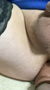 Crossdresser seksi bercakap kotor kepada teman wanita ibu tiri MILF semasa menunggang dildo