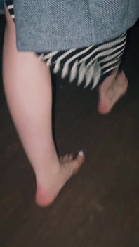 Boso w zimnym, squishy mud (muddy feet)