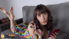 Foot Fetish HD: Чудова брюнетка красуня Рейн Віксен любить вейпінг, позуючи свої красиві ноги та струнку фігуру