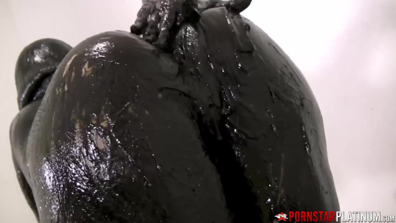 Pornstar Platinum: PORNSTARPLATINUM - Mindi Mink pussy play after painting herself black