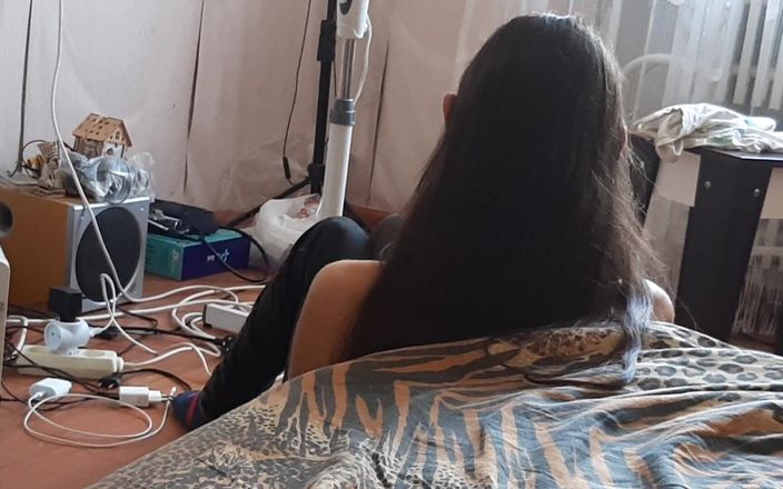 Lesbian-illusion: Adik tiriku duduk di dekat penggemarnya sambil baca buku, dan...