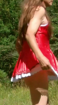 Pai-chan dengan gaun merah
