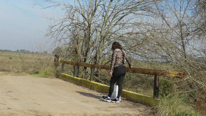 Milfcamsex: Patricia se dezbracă pe podul în aer liber