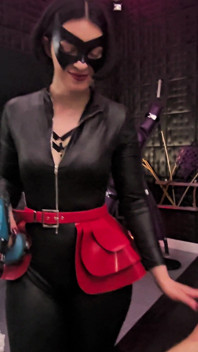 Lady Medea în calitate de catwoman gâdilând Coșmar unghii, ulei, instrumente pe raft pentru un intrus stupid