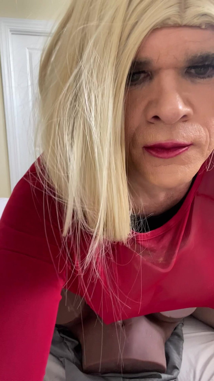 MadisonCD2025: Sexy crossdresser fode um brinquedo sexy que é uma bunda preta...