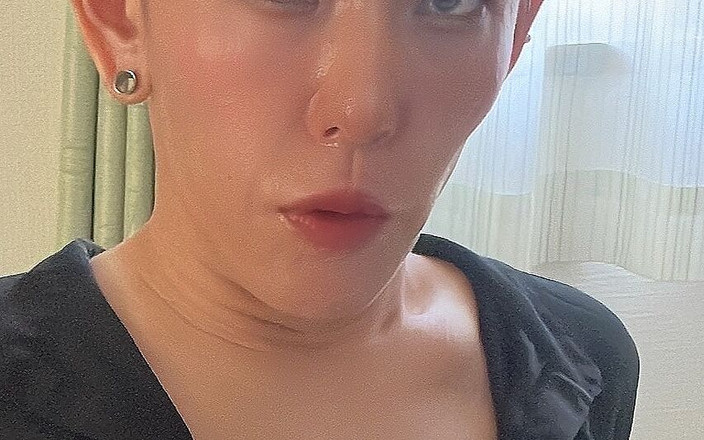 Serina SissyBitch: Sissy Serina Uwielbia uzyskiwanie jej tyłek fucked wibratorem 3