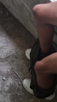 Młody skurwiel w opuszczonej fabryce spotkał swojego tatusia i ostro pieprzył dziury, aż przyszedł
