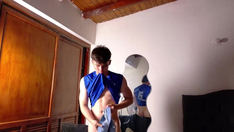 Icyhot707: Muskulöser Sportler in Warmer Unterwäsche