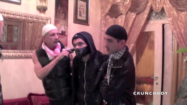 STRAIGHT BOY CURIOUS: Seksi heteroseksüel bir oğlan meraklısı bodrumda sert kullanılıyor