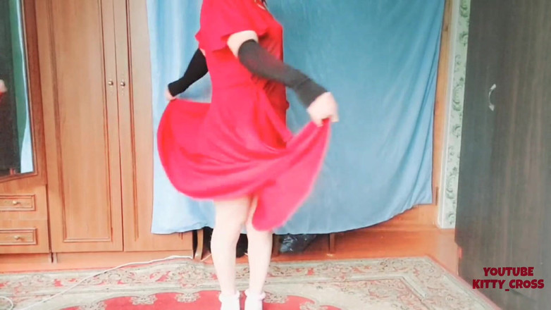 Kitty_Cross: Blonďatá MILF v Květinových šatech Sexy Zadek Crossdresser Kitty Model Amatér...
