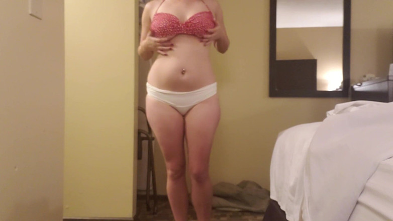 Adora Bautista: Striptease asiatic sexy în bikini