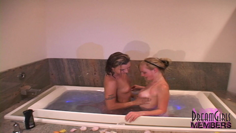 Dream Girls: Милашки целуются и лижут киску в душе на весенних каникулах