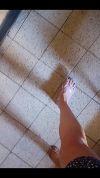 Descendo as escadas em My Clear Jelly Flipflops