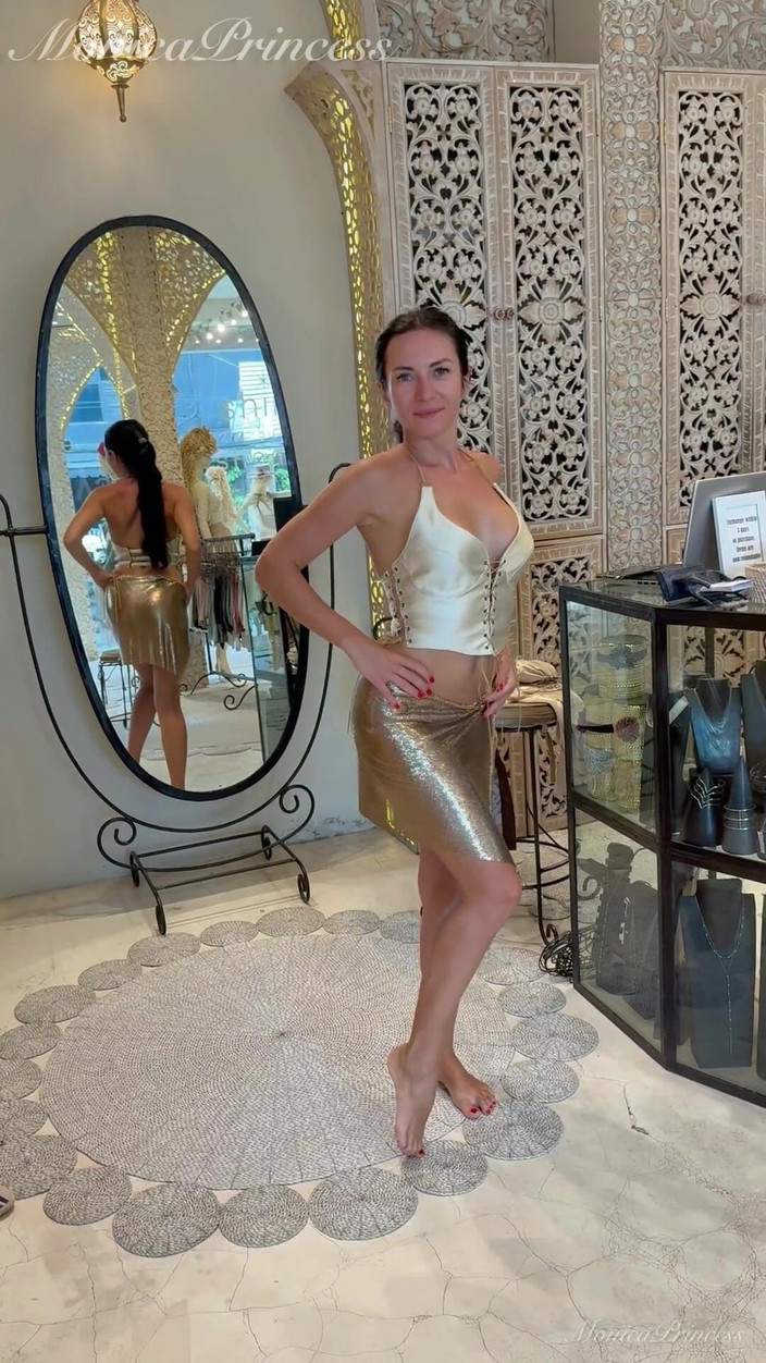 Princess Monica: Trang phục gợi cảm kiểu Balinese thử trong cửa hàng...