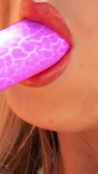 Nikki benz si cewek semok rambut pirang lagi asik muasin memeknya pakai vibrator
