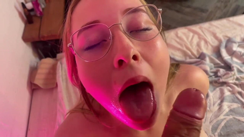 College couples: Těhotná modelka webové kamery kouřila a dostala se na hruď