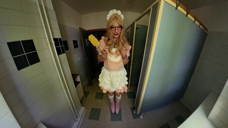 Sissy Adventures: Ťuk... Pokojová služba! Vaše osobní Sissy Služka Chantal - část 1