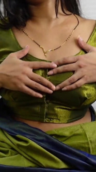 La calda zia si sditalina con le grandi tette e la figa succosa con una canzone di sfondo hindi