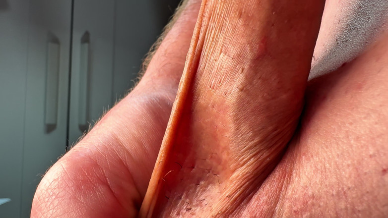 Leonardo-1974: Gros plan, des testicules se massent jusqu’à une grosse éjaculation
