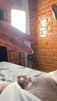 S huis en hij liet me met rust; Ik wilde masturberen en het bed absoluut doorweekt laten met mijn vloeistoffen, Hehehe