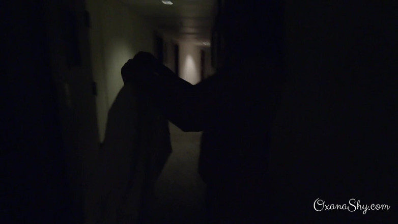 MILF Oxana: Fångad naken i en hotellkorridor