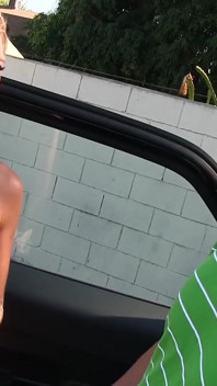 Une blonde sexy suce la grosse bite d'un inconnu et avale du sperme