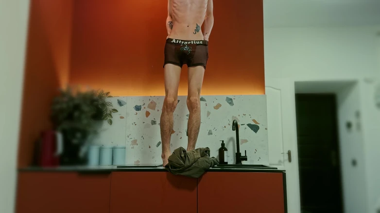 HotDogs studio: Twink se diverte na cozinha do estúdio