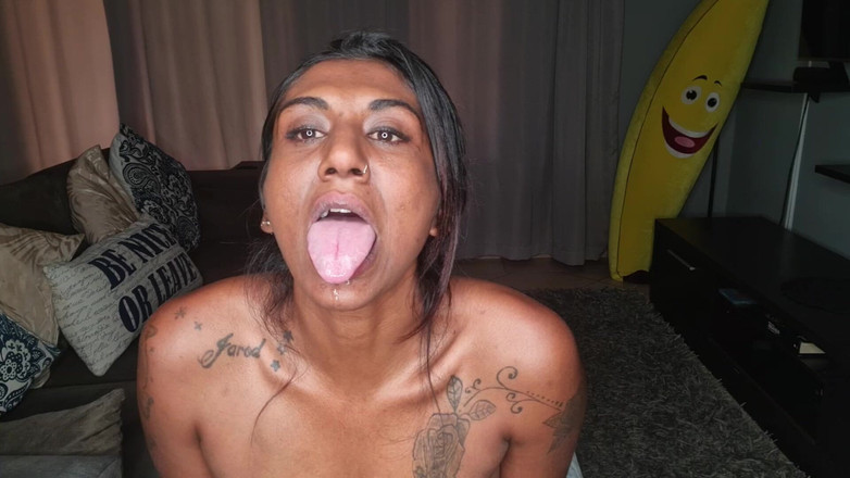 domslutfucker: 소파에서 침을 흘리며 혀를 흔들며 앉아 있는 인도