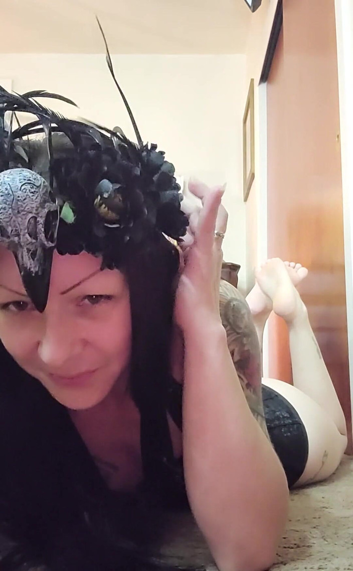 Raven Willow: Mmm uctívá mé nohy a můj zadek. Pošli, abys věděl, že...