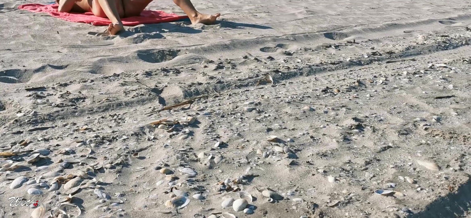 Wet Kelly: Hot MILF Masturbating on the Nudist Beach Got Caught on...