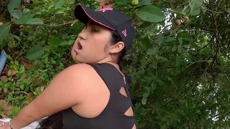 Labigassa: Saya berjalan-jalan di sekitar ladang dan mengongkek teman wanita saya...