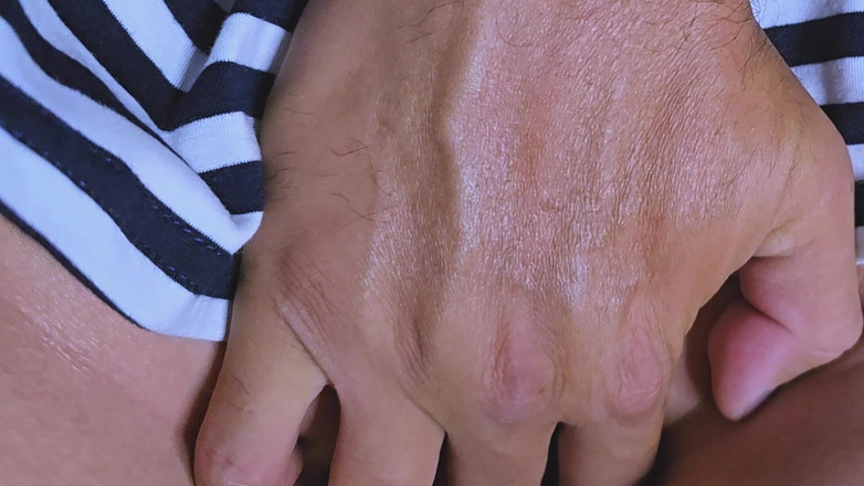 CoupleForFun2023: Lelaki asing menyentuh pepeknya di dalam kereta api bawah tanah....