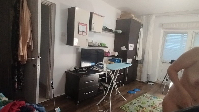 Amateur_MS: Bruna Sexy Che Fa Le Faccende Nude in Giro per...