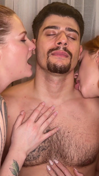 Două fete se sărută și îmi ling gâtul