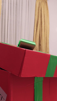 İkisi de güzel bir Noel Baba'nın asistanı şeklinde hediye olarak sert sikiliyor