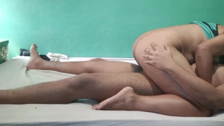 BigassMILF40: 집에서 배다른 아들과 함께 집에 홀로 남겨진 갈색 머리 인도 시어머누