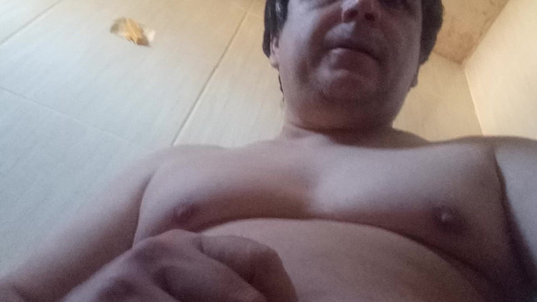 Claudio: Me masturbé en el baño