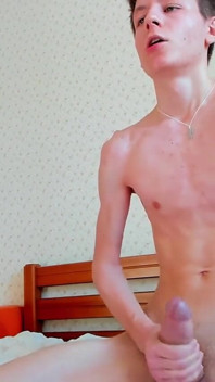 Twink de 18 años sigue siendo virgen pero realmente quiere follar a un chico