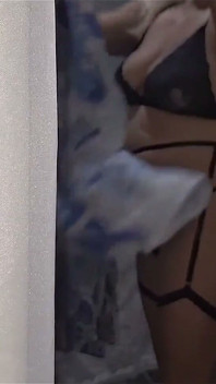 Ibu rumah tangga yang nggak malu pamer badan sama pria lain di jalan saat suaminya lagi di kantor