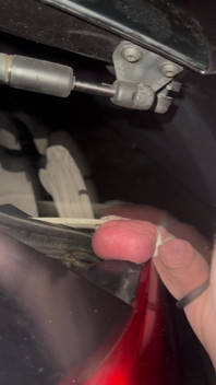 Eier mit der Heckklappe eines Autos zermalmen