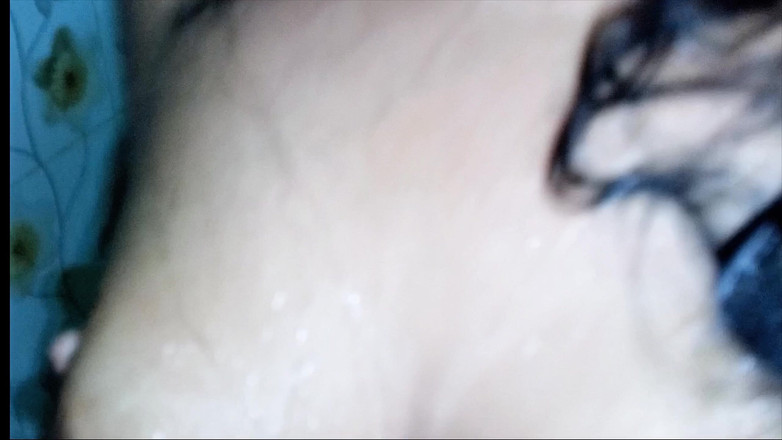 NAZMA: 可爱的妻子丈夫在浴室享受浪漫的时刻