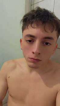 Twink pinkelt in sich und wichst