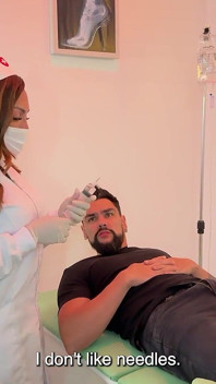 Dr. TS Aylla Gattina používá svého masivního ptáka k léčbě Hex na své klinice